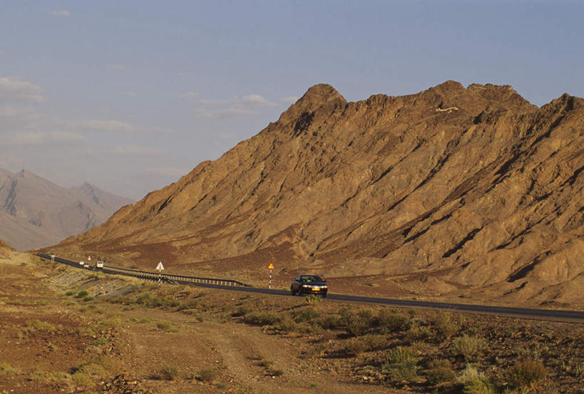 无人,横图,室外,白天,正面,旅游,度假,石头,美景,山,山脉,道路,路,公路,汽车,阿曼,亚洲,阴影,光线,石子,影子,景观,山峰,云,云朵,交通,山峦,首都,云彩,娱乐,车,蓝色,白云,蓝天,天空,阳光,自然,交通工具,轿车,群山,天,享受,休闲,景色,放松,晴朗,自然风光,载具,西亚,阿曼苏丹国,马斯喀特,马斯喀图,马斯卡德,米卡斯,石块,岩石,晴空,马路,彩图