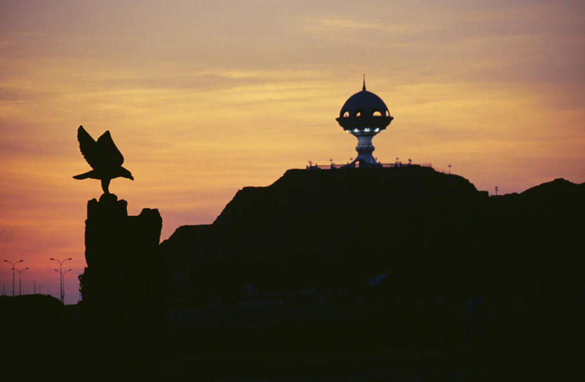 无人,站,横图,室外,白天,仰视,度假,石头,美景,日落,山,山脉,城市风光,城市,鸟,雕塑,阿曼,亚洲,伸展,张开,展翅,艺术,装饰,翅膀,鸟类,雕刻,雕像,石子,景观,山峰,晚霞,霞光,落日,山峦,首都,背光,娱乐,一只,黄昏,工艺品,群山,站着,享受,休闲,景色,彩霞,放松,纪念,美术,主题,西亚,逆光,陈列,张开翅膀,功能,美学,阿曼苏丹国,夕照,展开翅膀,马斯喀特,马斯喀图,马斯卡德,米卡斯,石块,岩石,夕阳,站立,彩图,低角度拍摄,全身,斜阳