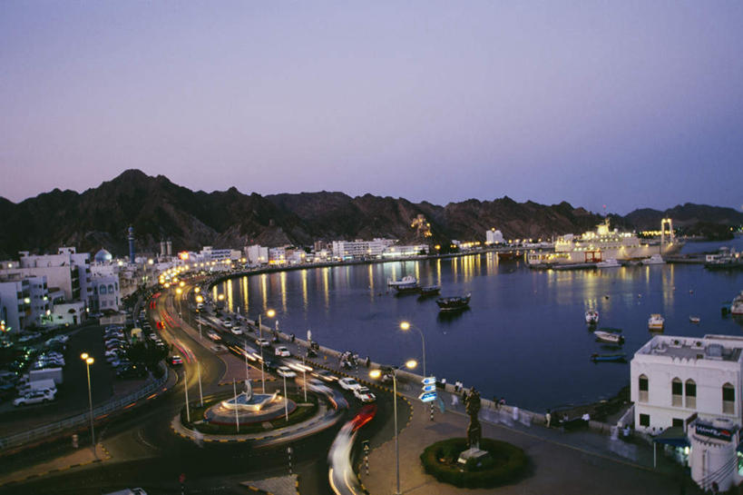 无人,家,横图,俯视,航拍,室外,白天,度假,海浪,海洋,美景,植物,城市风光,城市,道路,路,路灯,公路,照明,阿曼,亚洲,阴影,光线,影子,房屋,屋子,景观,浪花,公寓,灯光,交通,首都,娱乐,洋房,楼房,住宅,灯,树,树木,蓝色,绿色,蓝天,天空,自然,海水,黄昏,天,享受,休闲,景色,放松,生长,晴朗,成长,照亮,照明设备,鸟瞰,西亚,海景,万里无云,阿曼苏丹国,薄暮,马斯喀特,马斯喀图,马斯卡德,米卡斯,大海,风浪,海,海水的波动,近岸浪,涌浪,晴空,晴空万里,马路,彩图,高角度拍摄,傍晚,房子