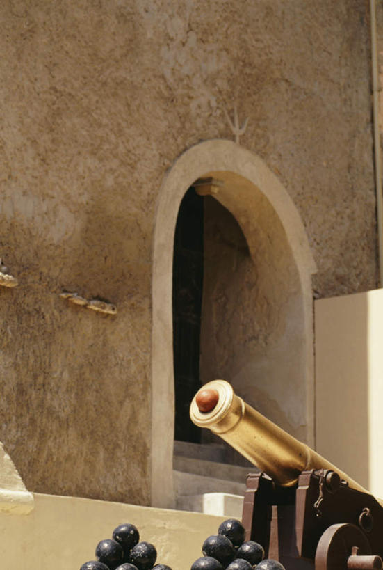 无人,竖图,室外,白天,正面,旅游,度假,竞争,门,标志建筑,地标,建筑,阿曼,亚洲,对抗,阴影,冲突,光线,影子,墙,破坏,娱乐,建设,墙壁,墙面,阳光,门框,享受,休闲,大炮,武器,旅游胜地,放松,战争,损坏,攻击,威胁,对立,矛盾,兵器,西亚,防御,敌对,挫败,斗争,抗拒,抗衡,杀伤,威慑,阿曼苏丹国,危险,彩图