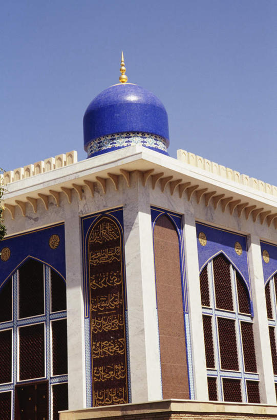 无人,竖图,室外,白天,仰视,旅游,度假,窗户,标志建筑,地标,建筑,阿曼,亚洲,阴影,节日,光线,影子,屋顶,顶棚,文化,娱乐,建设,玻璃窗,蓝色,蓝天,天空,阳光,天,祈祷,享受,休闲,健康,旅游胜地,放松,许愿,宗教,信仰,晴朗,纪念,祈求,伊斯兰教,清真寺,西亚,万里无云,阿曼苏丹国,平安,晴空,晴空万里,彩图,低角度拍摄