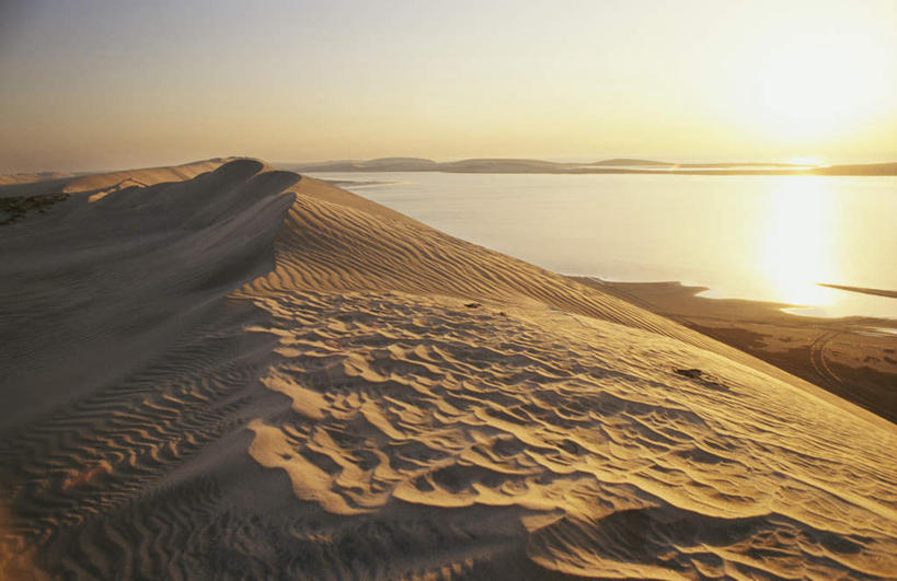 无人,横图,室外,白天,正面,旅游,度假,河流,美景,日落,沙漠,山,山脉,水,太阳,卡塔尔,亚洲,阴影,波纹,光线,影子,河水,景观,山峰,水流,晚霞,霞光,落日,涟漪,山峦,首都,娱乐,倒影,水纹,阳光,自然,黄昏,波浪,群山,享受,休闲,景色,彩霞,放松,倒映,自然风光,西亚,多哈,水晕,夕照,反照,卡塔尔国,贝达,大漠,砂漠,夕阳,彩图,斜阳