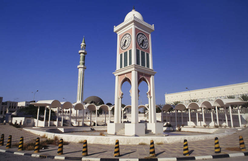 无人,家,横图,室外,白天,仰视,旅游,度假,植物,标志建筑,地标,建筑,卡塔尔,亚洲,阴影,时间,光线,时钟,影子,柱子,房屋,屋子,首都,计时,娱乐,建设,楼房,住宅,树,树木,蓝色,绿色,蓝天,天空,阳光,自然,钟表,天,享受,休闲,表,旅游胜地,放松,生长,晴朗,成长,西亚,多哈,万里无云,塔钟,卡塔尔国,贝达,钟,晴空,晴空万里,彩图,低角度拍摄,房子