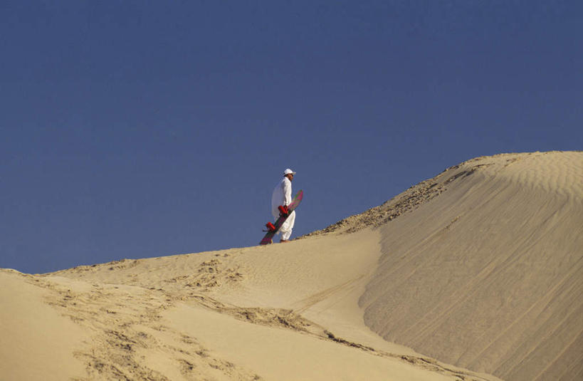 东方人,一个人,站,横图,室外,白天,侧面,民族服装,沙漠,卡塔尔,亚洲,仅一个男性,仅一个人,仅一个中年男性,握,阴影,光线,头巾,影子,注视,黄种人,运动器械,一个,蓝色,白色,蓝天,天空,阳光,天,观察,看,站着,健身器械,握着,晴朗,单个,观看,滑雪板,察看,关注,西亚,健身器材,滑雪装备,万里无云,卡塔尔国,袍子,男人,男性,中年男性,亚洲人,大漠,砂漠,晴空,晴空万里,站立,彩图,全身,传统服装,民俗服,运动器材