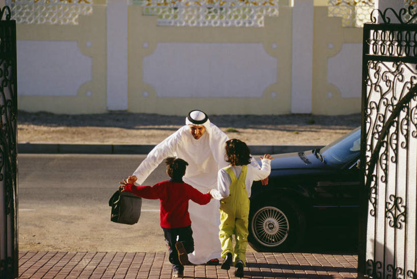 儿童,中年人,背部,三个人,家庭,父亲,女儿,儿子,跑,笑,微笑,露齿笑,横图,室外,白天,正面,纯洁,门,道路,路,公路,汽车,亚洲,一辆,阴影,服装,欢迎,光线,包,公文包,头巾,影子,墙,交通,注视,休闲装,相视,墙壁,墙面,车,小孩,衣服,白色,阳光,门框,交通工具,轿车,观察,接待,看,休闲,温暖,温馨,父女,父子,一家人,面对面,休闲服,父爱,可爱,童年,童趣,迎接,服饰,公事包,观看,对视,和睦,察看,互视,关注,载具,相对,童真,烂漫,无邪,相看,袍子,天真,男孩,男人,男性,女孩,女人,女性,中年男性,阿拉伯人,白种人,亚洲人,孩子,马路,跑步,彩图,全身,融洽,男生,女生
