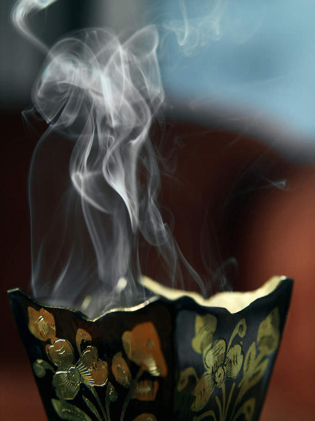 无人,竖图,室内,特写,白天,正面,沙发,桌面,桌子,静物,杯子,雕塑,阴影,朦胧,模糊,艺术,装饰,反射,木制,雕刻,雕像,影子,陶瓷,烟雾,陶瓷制品,一个,红色,精油,木制品,香薰,工艺品,放松,芳香疗法,单个,纪念,美术,主题,舒心,舒缓,陈列,香薰精油,布艺沙发,养颜,圣餐杯,功能,美学,减压,圣杯,香薰疗法,植物精油,彩图