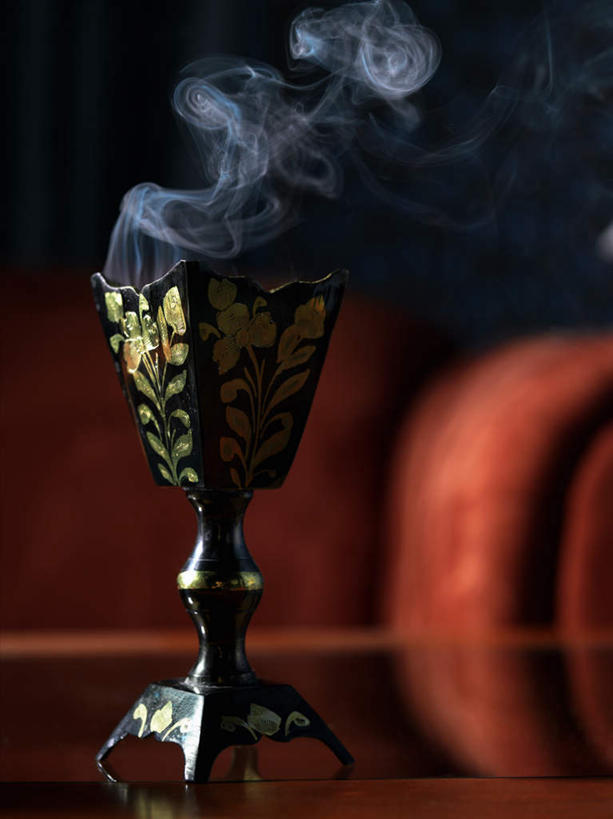 无人,竖图,室内,特写,白天,正面,沙发,桌面,桌子,静物,杯子,雕塑,阴影,朦胧,模糊,艺术,装饰,反射,木制,雕刻,雕像,影子,陶瓷,烟雾,陶瓷制品,一个,红色,精油,木制品,香薰,工艺品,放松,芳香疗法,单个,纪念,美术,主题,舒心,舒缓,陈列,香薰精油,布艺沙发,养颜,圣餐杯,功能,美学,减压,圣杯,香薰疗法,植物精油,彩图