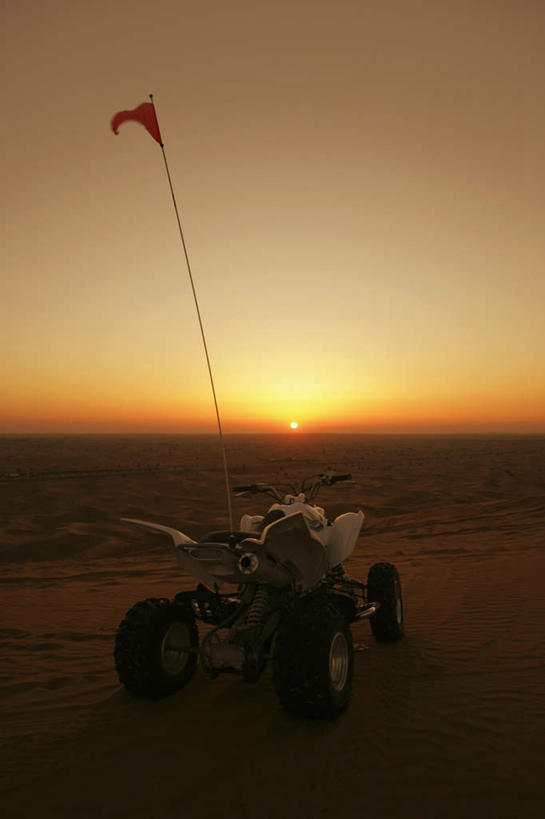 无人,竖图,室外,白天,正面,旅游,度假,美景,日落,沙漠,汽车,赛车,一辆,阴影,朦胧,模糊,光线,影子,地平线,景观,晚霞,霞光,落日,辽阔,地面,背光,娱乐,车,阳光,自然,黄昏,交通工具,享受,休闲,广阔,景色,彩霞,放松,一望无际,自然风光,载具,延伸,逆光,卡丁车,天地相交,无边无际,一马平川,夕照,微型汽车,微型赛车,大漠,砂漠,夕阳,彩图,斜阳