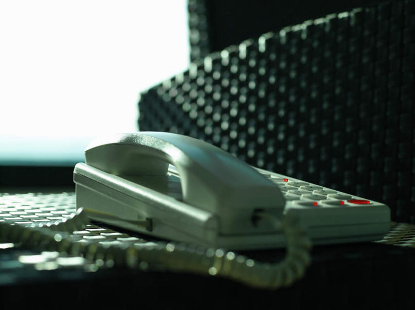 无人,打电话,横图,室内,特写,白天,正面,窗户,桌面,桌子,电话,椅子,阴影,朦胧,模糊,反射,木制,影子,木椅,通讯设备,玻璃窗,一个,话筒,木制品,电话线,单个,固定电话,交流,电话机,沟通,通话,彩图