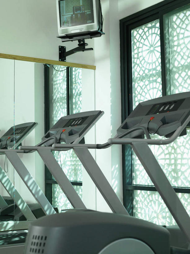 无人,健身房,竖图,室内,白天,正面,窗户,落地窗,电视,吊挂,悬挂,朦胧,模糊,墙,挂,运动器械,玻璃窗,墙壁,墙面,排列,三个,一个,白色,健身器械,单个,彩电,健身器材,彩色电视机,显像管屏,显像管屏幕,摆列,电视机,彩图,健身馆,布列,分列,运动器材,跑步机