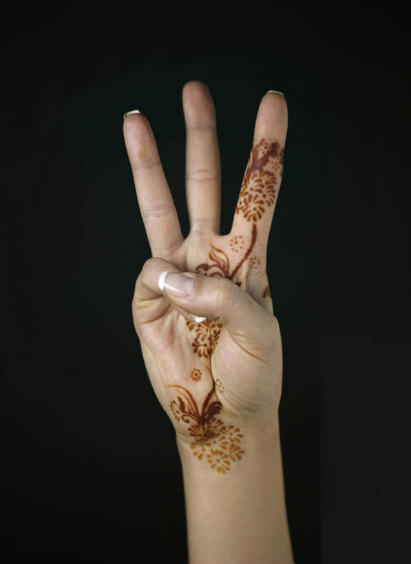 手,中指,无名指,一个人,举,竖图,室内,特写,白天,正面,亚洲,仅一个年轻女性,仅一个女性,仅一个人,黑色背景,艺术,盛开,彩绘,数字,花蕾,文化,花,花瓣,花朵,鲜花,花苞,花蕊,手势,托,手部,摄影,影棚,单手,食指,人体彩绘,美观,纹身彩绘,年轻女性,女人,女性,阿拉伯人,白种人,亚洲人,举起,举手,举着,向上举,向上伸,向上托,半身,彩图,影棚拍摄,拍摄