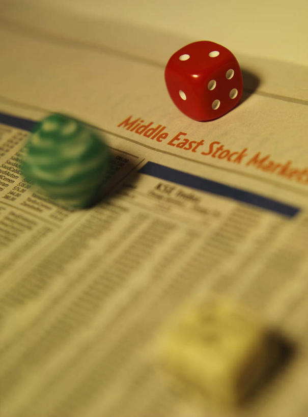 无人,竖图,俯视,室内,特写,白天,游戏,阅读,赌博,贪欲,竞争,桌面,桌子,静物,报纸,玩具,学习,阴影,朦胧,模糊,反射,木制,骰子,影子,玩,娱乐,刺激,三个,红色,绿色,白色,木制品,看,休闲,浏览,活动,发泄,消遣,智力,赌具,色子,投机,侥幸,欲望,投子,宣泄,玩耍,嬉戏,彩图,高角度拍摄,胜负,输赢