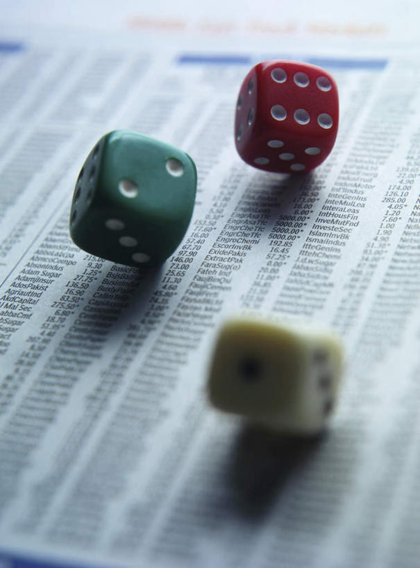 无人,竖图,俯视,室内,特写,白天,游戏,阅读,赌博,贪欲,竞争,桌面,桌子,静物,报纸,玩具,学习,阴影,朦胧,模糊,反射,木制,骰子,影子,玩,娱乐,刺激,三个,红色,绿色,白色,木制品,看,休闲,浏览,活动,发泄,消遣,智力,赌具,色子,投机,侥幸,欲望,投子,宣泄,玩耍,嬉戏,彩图,高角度拍摄,胜负,输赢