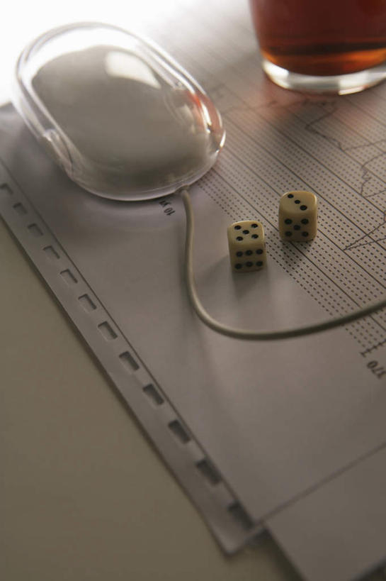 无人,办公室,竖图,俯视,室内,特写,白天,游戏,赌博,贪欲,竞争,鼠标,键盘,家具,桌子,静物,玩具,阴影,反射,材料,档案,骰子,文件,影子,纸,办公桌,玩,娱乐,输入设备,通讯设备,刺激,手稿,资料,休闲,活动,证明,发泄,消遣,智力,赌具,文档,通信设备,色子,投机,侥幸,欲望,投子,办公家具,宣泄,玩耍,嬉戏,彩图,高角度拍摄,胜负,输赢