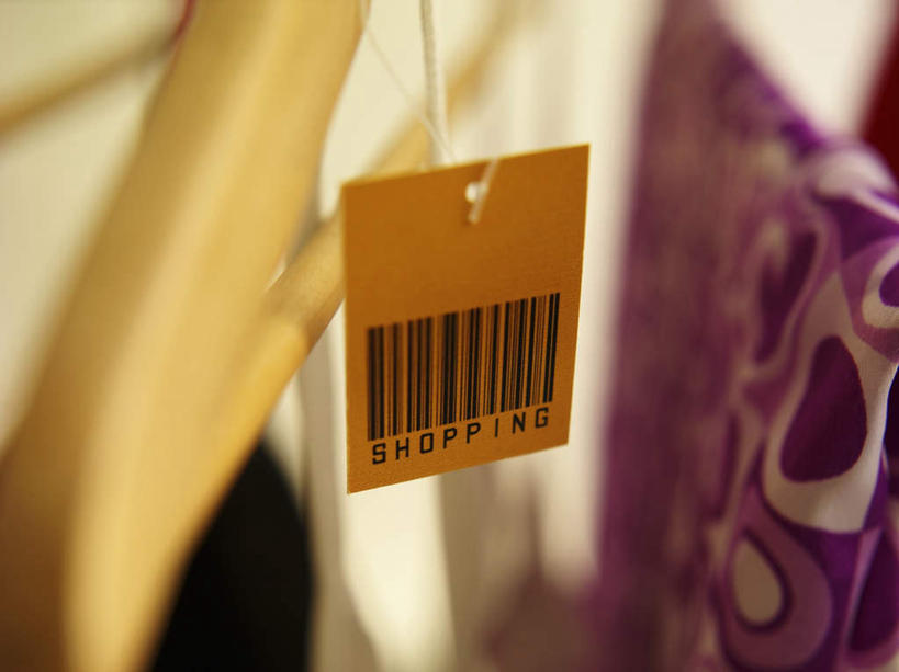 无人,横图,俯视,室内,特写,白天,电子,静物,衣架,阴影,服装,朦胧,模糊,反射,信息,标签,符号,数字,影子,墙,标识,墙壁,墙面,衣服,黄色,紫色,白色,服饰,条形码,衣着,穿着,编码,条码,衣饰,挂衣架,晾衣架,彩图,高角度拍摄,商业