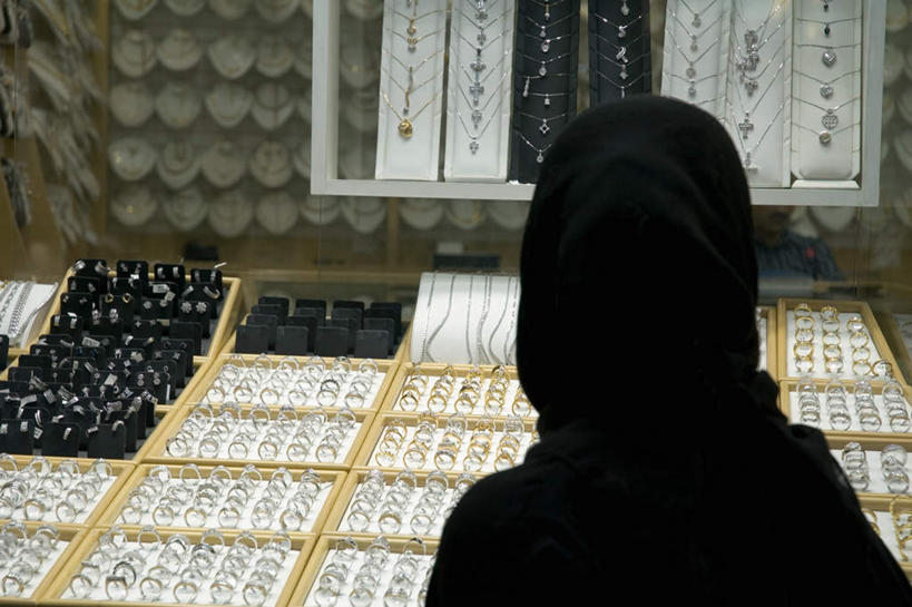 一个人,站,横图,室外,白天,民族服装,项链,亚洲,仅一个年轻女性,仅一个女性,仅一个人,许多,头巾,货架,架子,装饰品,排列,背面,饰品,首饰,站着,陈列架,超市货架,摆列,年轻女性,女人,女性,阿拉伯人,白种人,亚洲人,站立,半身,彩图,传统服装,民俗服,布列,分列