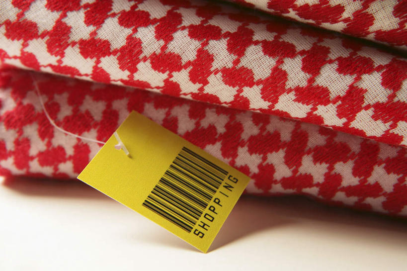 无人,横图,俯视,室内,特写,白天,电子,静物,阴影,装饰,反射,信息,标签,方格,符号,格子,数字,影子,标识,黄色,红色,围巾,温暖,围脖,保暖,华丽,条形码,点缀,御寒,编码,条码,衬托,美观,雅致,雅观,彩图,高角度拍摄,商业