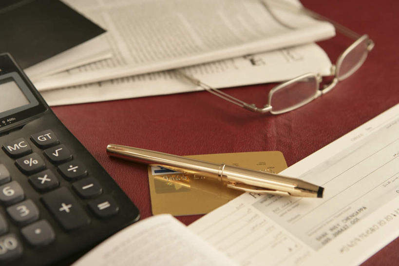 无人,横图,俯视,室内,特写,白天,阅读,计算器,信用卡,桌面,桌子,静物,报纸,学习,阴影,朦胧,模糊,反射,计算,科学,木制,笔,眼镜,影子,办公用品,钢笔,文具,红色,木制品,学习用品,看,卡,浏览,储蓄卡,金融,理财,财务,经济,支票,文具用品,单据,票据,数学,单子,近视眼镜,流通,贸易,银行卡,彩图,高角度拍摄