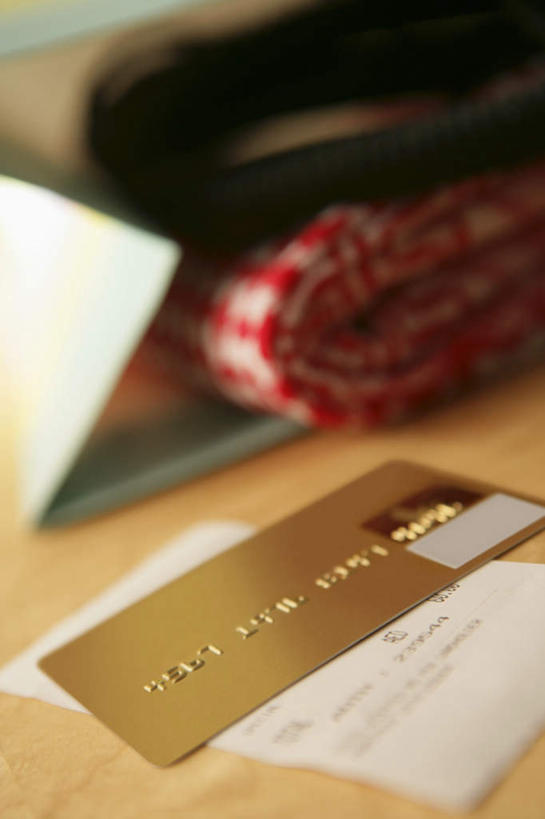 无人,竖图,俯视,室内,特写,白天,信用卡,桌面,桌子,静物,一张,阴影,朦胧,模糊,反射,木制,影子,红色,餐巾,木制品,卡,储蓄卡,收银条,发票,购物收据,购物小票,保洁方巾,口布,银行卡,彩图,高角度拍摄,收据