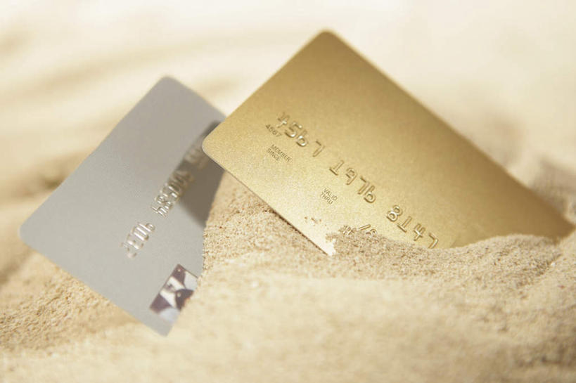 无人,横图,俯视,室内,特写,白天,信用卡,桌面,桌子,静物,两张,阴影,朦胧,模糊,反射,木制,标志,沙子,数字,文字,影子,字符,银色,标识,木制品,金色,卡,储蓄卡,阿拉伯数字,银行卡,彩图,高角度拍摄