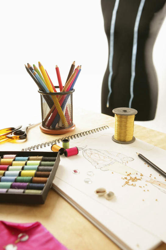 无人,竖图,俯视,室内,特写,白天,装修,桌面,桌子,建筑,静物,笔筒,修剪,阴影,朦胧,模糊,反射,测量,木制,笔,材料,档案,工具,剪刀,皮尺,人造模特,文件,影子,纸,刻度,办公用品,文具,尺,木制品,铅笔,容器,软尺,手稿,学习用品,资料,器皿,道具,储藏,测量工具,裁剪,文具用品,证明,尺子,剪子,剪裁,切割,储存,文档,服装模特,模特道具,时装道具,展示道具,服装模特道具,陈列道具,量具,量仪,塑料卷尺,纤维尺,纤维圆尺,圆尺,插笔器具,文房用具,彩图,高角度拍摄,贮存