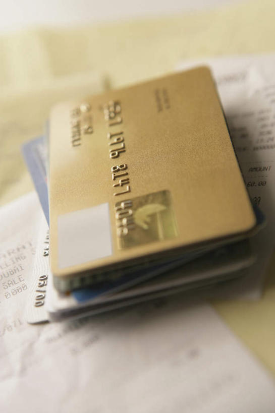 无人,竖图,俯视,室内,特写,白天,信用卡,桌面,桌子,静物,一排,许多,阴影,朦胧,模糊,整齐,反射,木制,影子,排列,木制品,卡,储蓄卡,堆,队列,收银条,发票,购物收据,购物小票,银行卡,彩图,高角度拍摄,收据