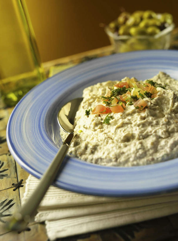 无人,竖图,俯视,室内,特写,白天,桌面,桌子,茄子,蔬菜,一把,阴影,朦胧,模糊,新鲜,反射,木制,影子,勺子,生食,蔬菜沙拉,沙拉,食品,色拉,沙律,食物,紫色,木制品,调羹,汤匙,有机食品,绿色食品,色拉酱,千岛酱,落苏,酪酥,昆仑瓜,矮瓜,彩图,高角度拍摄