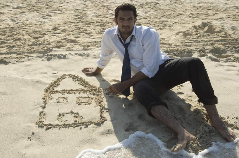 一个人,商务人士,商务男性,坐,横图,俯视,室外,白天,衬衫,绘画,沙滩,阿联酋,亚洲,仅一个男性,仅一个人,阴影,套装,光线,沙子,影子,海岸,领带,沙地,注视,光脚,仅一个年轻男性,阳光,观察,看,赤脚,观看,察看,关注,西亚,商务装,工薪阶层,阿拉伯联合酋长国,迪拜,杜拜,男人,男性,年轻男性,亚洲人,印度人,白领,上班族,海滩,坐着,彩图,高角度拍摄,全身,衬衣