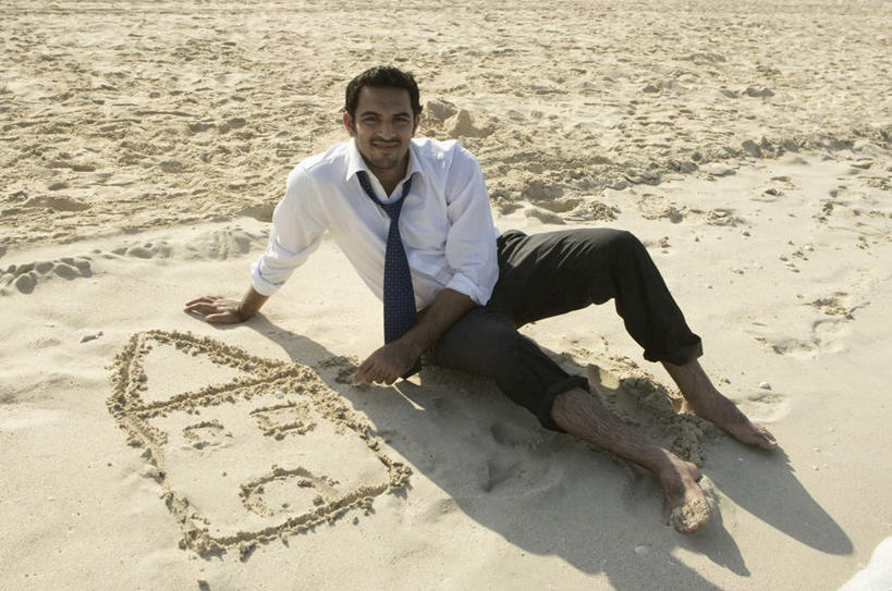 一个人,商务人士,商务男性,坐,横图,俯视,室外,白天,衬衫,绘画,沙滩,阿联酋,亚洲,仅一个男性,仅一个人,阴影,套装,光线,沙子,影子,海岸,领带,沙地,注视,光脚,仅一个年轻男性,阳光,观察,看,赤脚,观看,察看,关注,西亚,商务装,工薪阶层,阿拉伯联合酋长国,迪拜,杜拜,男人,男性,年轻男性,亚洲人,印度人,白领,上班族,海滩,坐着,彩图,高角度拍摄,全身,衬衣