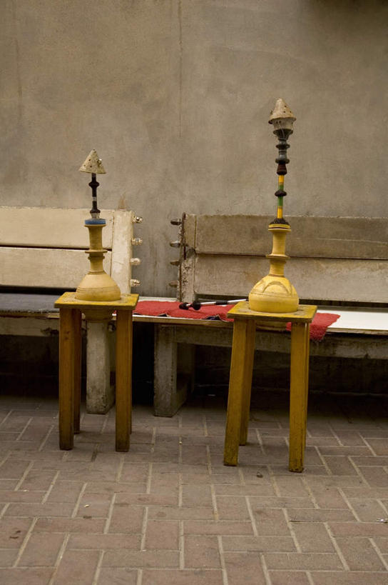 无人,竖图,室内,白天,正面,阅读,桌面,桌子,报纸,椅子,学习,木制,木椅,墙,墙壁,墙面,两个,木制品,看,浏览,水烟袋,大碌竹,水烟筒,水烟壶,彩图