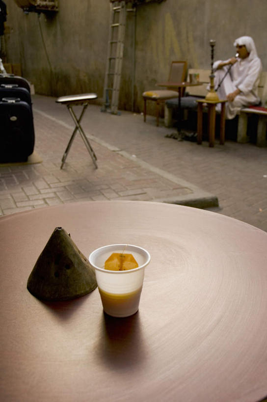 东方人,一个人,坐,吸烟,竖图,室内,白天,侧面,民族服装,桌面,桌子,亚洲,仅一个男性,仅一个人,握,服装,木制,拿,拿着,注视,黄种人,衣服,木制品,观察,看,仅一个老年男性,握着,服饰,观看,察看,衣着,穿着,关注,水烟袋,大碌竹,水烟筒,衣饰,水烟壶,老年男性,男人,男性,亚洲人,抽烟,坐着,彩图,全身,传统服装,民俗服