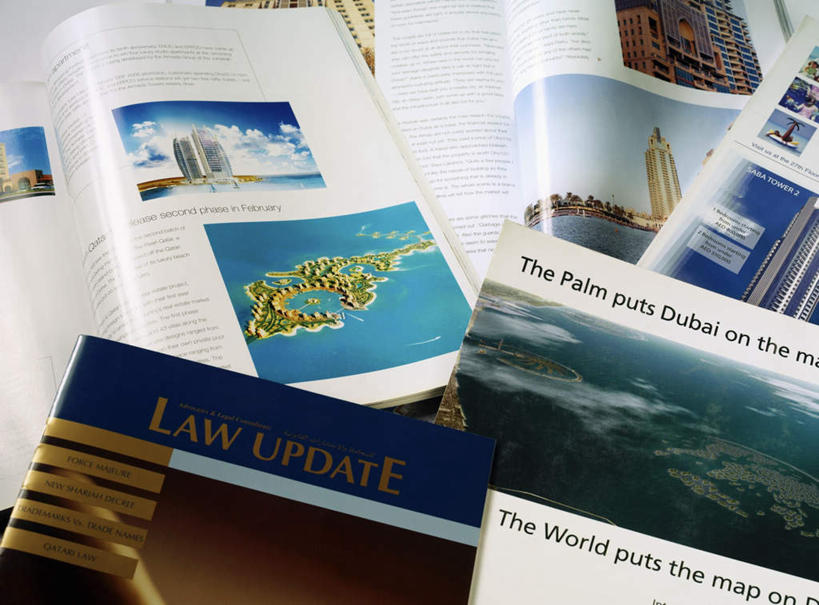 无人,横图,俯视,室内,特写,白天,阅读,桌面,桌子,静物,杂志,一堆,许多,学习,阴影,堆叠,堆积,反射,木制,英文,标志,文字,影子,字符,字母,很多,凌乱,标识,木制品,看,读书,浏览,堆,英文字母,混乱,纷乱,缭乱,庞杂,彩图,高角度拍摄