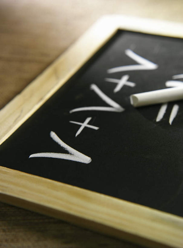 无人,竖图,俯视,室内,特写,白天,桌面,桌子,静物,阴影,反射,木制,笔,标志,工具,数字,文字,影子,字符,罗马数字,标识,一个,白色,粉笔,木制品,学习用品,黑板,教学,单个,文具用品,耐磨,白垩,教学黑板,彩图,高角度拍摄