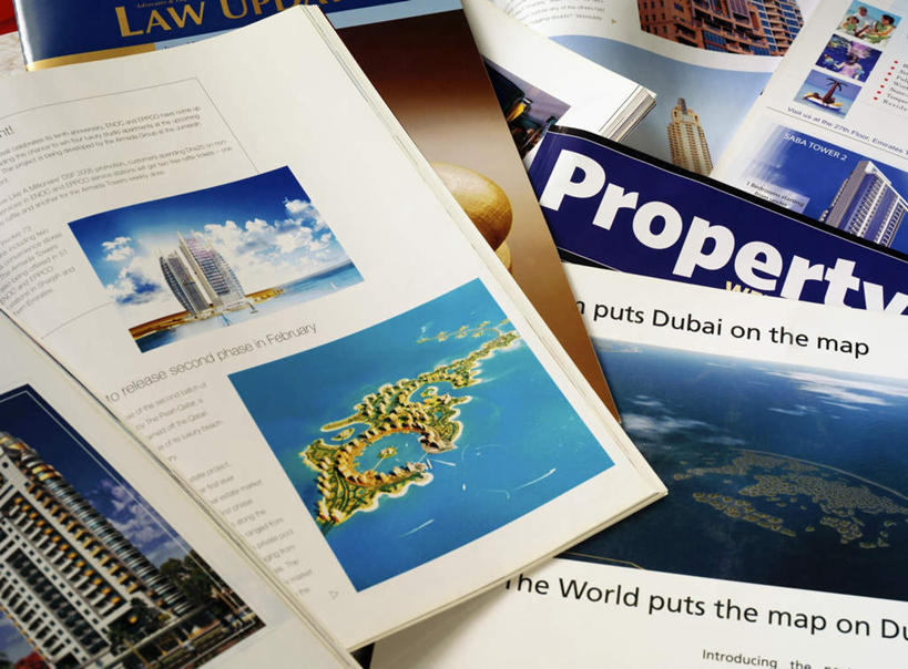 无人,横图,俯视,室内,特写,白天,阅读,桌面,桌子,静物,杂志,一堆,许多,学习,阴影,堆叠,堆积,反射,木制,英文,标志,文字,影子,字符,字母,很多,凌乱,标识,木制品,看,读书,浏览,堆,英文字母,混乱,纷乱,缭乱,庞杂,彩图,高角度拍摄