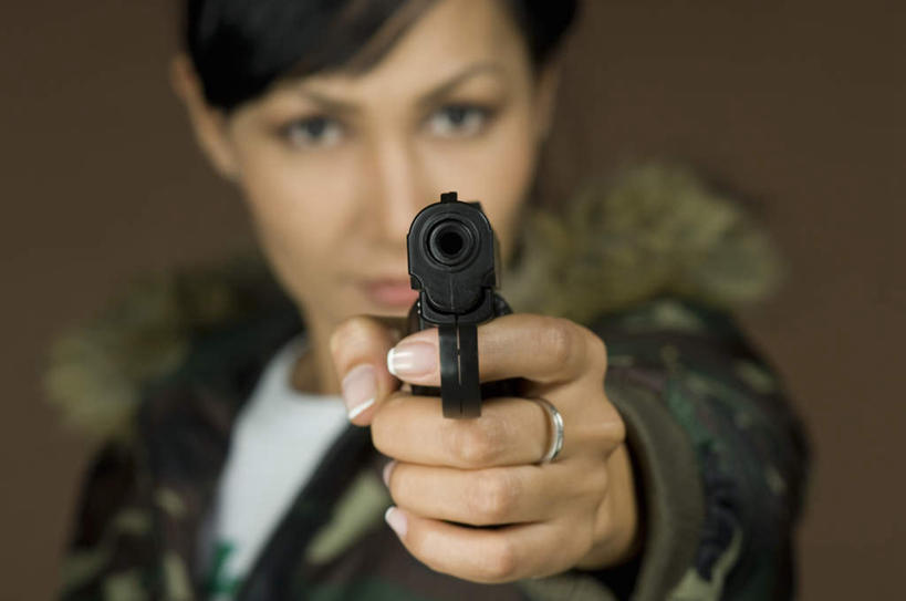 东方人,脸,头,脸颊,手,一个人,站,横图,室内,特写,白天,正面,爱情,竞争,帽子,亚洲,仅一个年轻女性,仅一个女性,仅一个人,对抗,握,棕色背景,服装,朦胧,模糊,冲突,枪支,浪漫,拿,拿着,注视,黄种人,破坏,外套,装饰品,衣服,戒指,饰品,首饰,观察,看,站着,手部,武器,恩爱,战争,握着,摄影,服饰,手枪,影棚,观看,单手,信物,损坏,察看,攻击,权利,威胁,衣着,穿着,对立,关注,矛盾,兵器,防御,枪械,弹夹,敌对,挫败,斗争,抗拒,抗衡,杀伤,威慑,手饰,衣饰,子弹夹,危险,年轻女性,女人,女性,亚洲人,头部,脸部,脸蛋,面部,外衣,站立,半身,彩图,影棚拍摄,拍摄
