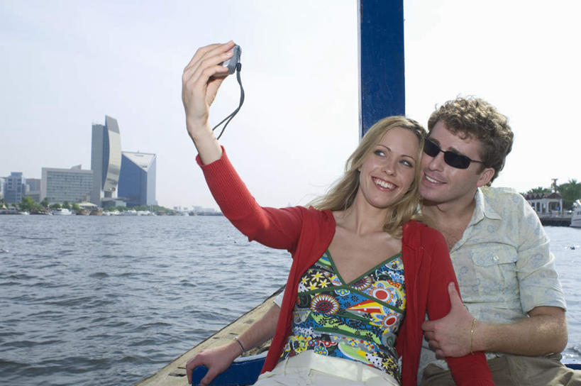 西方人,两个人,高楼大厦,坐,举,横图,室外,白天,正面,爱情,海浪,海洋,大厦,建筑,轮船,摩天大楼,船,相机,欧洲,阿联酋,欧洲人,亚洲,一艘,阴影,服装,光线,墨镜,眼镜,影子,浪花,浪漫,注视,休闲装,一个,拍照,衣服,蓝色,蓝天,天空,阳光,海水,数码相机,太阳镜,太阳眼镜,交通工具,天,观察,看,靠,靠着,托,休闲,温暖,温馨,休闲服,遮阳镜,恩爱,恋人,摄影,服饰,晴朗,单个,观看,和睦,察看,关注,载具,西亚,海景,阿拉伯联合酋长国,迪拜,万里无云,杜拜,迪拜码头,男人,男性,年轻男性,年轻女性,女人,女性,白种人,情侣,照相机,大海,风浪,海,海水的波动,近岸浪,涌浪,晴空,晴空万里,举起,举手,举着,向上举,向上伸,向上托,坐着,半身,彩图,照相,大楼,高层建筑,高楼,摩天楼,伴侣,融洽