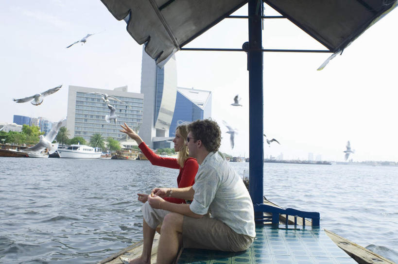 西方人,两个人,高楼大厦,坐,横图,室外,白天,侧面,爱情,海浪,海洋,大厦,建筑,轮船,摩天大楼,船,海鸟,海鸥,鸟,欧洲,阿联酋,欧洲人,亚洲,一艘,飞翔,伸展,张开,指,展翅,阴影,服装,飞行,光线,翅膀,鸟类,墨镜,眼镜,影子,浪花,翱翔,浪漫,注视,指点,休闲装,飞,衣服,蓝色,蓝天,天空,阳光,海水,太阳镜,太阳眼镜,交通工具,天,观察,看,休闲,温暖,温馨,休闲服,遮阳镜,恩爱,恋人,服饰,晴朗,观看,和睦,察看,指向,关注,载具,西亚,海景,阿拉伯联合酋长国,迪拜,张开翅膀,万里无云,杜拜,展开翅膀,迪拜码头,男人,男性,年轻男性,年轻女性,女人,女性,白种人,情侣,大海,风浪,海,海水的波动,近岸浪,涌浪,晴空,晴空万里,坐着,半身,彩图,大楼,高层建筑,高楼,摩天楼,伴侣,融洽