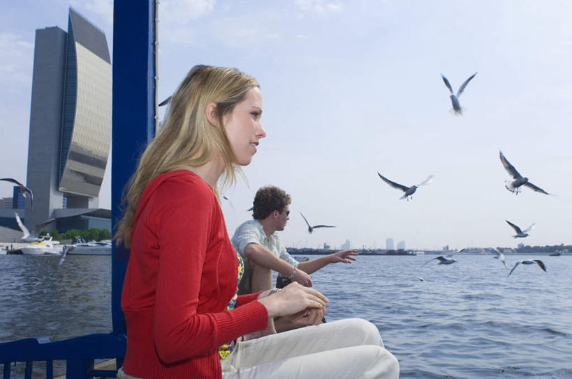 西方人,两个人,高楼大厦,坐,横图,室外,白天,侧面,爱情,海浪,海洋,大厦,建筑,轮船,摩天大楼,船,海鸟,海鸥,鸟,欧洲,阿联酋,欧洲人,亚洲,一艘,飞翔,伸展,张开,指,展翅,阴影,服装,飞行,光线,翅膀,鸟类,影子,浪花,云,云朵,翱翔,浪漫,云彩,注视,指点,休闲装,飞,衣服,蓝色,白云,蓝天,天空,阳光,海水,交通工具,天,观察,看,休闲,温暖,温馨,休闲服,恩爱,恋人,服饰,晴朗,观看,和睦,察看,指向,关注,载具,西亚,海景,阿拉伯联合酋长国,迪拜,张开翅膀,杜拜,展开翅膀,迪拜码头,男人,男性,年轻男性,年轻女性,女人,女性,白种人,情侣,大海,风浪,海,海水的波动,近岸浪,涌浪,晴空,坐着,半身,彩图,大楼,高层建筑,高楼,摩天楼,伴侣,融洽