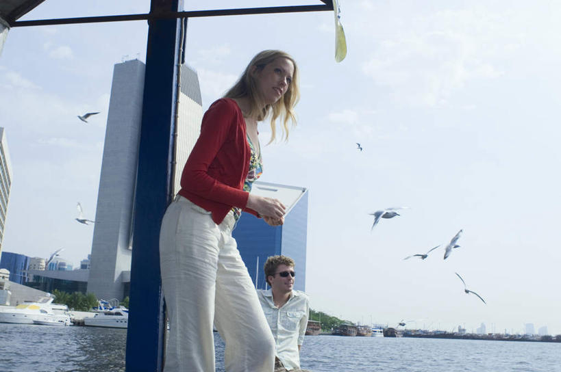 西方人,两个人,高楼大厦,站,坐,横图,室外,白天,侧面,爱情,海浪,海洋,大厦,建筑,轮船,摩天大楼,船,海鸟,海鸥,鸟,欧洲,阿联酋,欧洲人,亚洲,一艘,飞翔,伸展,张开,展翅,阴影,服装,飞行,光线,翅膀,鸟类,墨镜,眼镜,影子,浪花,云,云朵,翱翔,浪漫,云彩,注视,休闲装,飞,衣服,蓝色,白云,蓝天,天空,阳光,海水,太阳镜,太阳眼镜,交通工具,天,观察,看,靠,靠着,站着,休闲,温暖,温馨,休闲服,遮阳镜,恩爱,恋人,服饰,晴朗,观看,和睦,察看,关注,载具,西亚,海景,阿拉伯联合酋长国,迪拜,张开翅膀,杜拜,展开翅膀,迪拜码头,男人,男性,年轻男性,年轻女性,女人,女性,白种人,情侣,大海,风浪,海,海水的波动,近岸浪,涌浪,晴空,站立,坐着,半身,彩图,大楼,高层建筑,高楼,摩天楼,伴侣,融洽