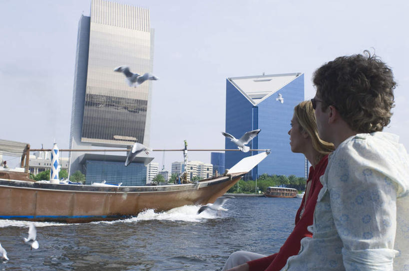 西方人,两个人,高楼大厦,坐,横图,室外,白天,侧面,爱情,海浪,海洋,大厦,建筑,轮船,摩天大楼,船,海鸟,海鸥,鸟,欧洲,阿联酋,欧洲人,亚洲,一艘,飞翔,伸展,张开,展翅,阴影,波纹,飞溅,服装,溅,飞行,光线,翅膀,鸟类,墨镜,眼镜,液体,影子,浪花,水滴,翱翔,浪漫,注视,休闲装,飞,水珠,一只,衣服,蓝色,蓝天,水纹,天空,阳光,海水,太阳镜,太阳眼镜,船尾波,交通工具,波浪,天,观察,看,休闲,温暖,温馨,休闲服,遮阳镜,恩爱,恋人,服饰,晴朗,观看,和睦,察看,关注,喷洒,载具,西亚,海景,阿拉伯联合酋长国,迪拜,张开翅膀,万里无云,杜拜,展开翅膀,迪拜码头,男人,男性,年轻男性,年轻女性,女人,女性,白种人,情侣,大海,风浪,海,海水的波动,近岸浪,涌浪,晴空,晴空万里,坐着,半身,彩图,大楼,高层建筑,高楼,摩天楼,伴侣,融洽