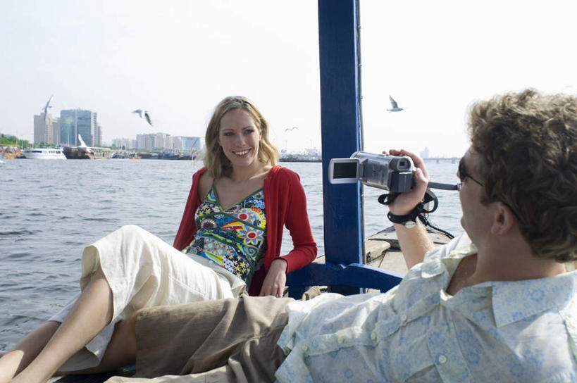 西方人,两个人,高楼大厦,坐,横图,室外,白天,正面,爱情,海浪,海洋,大厦,建筑,轮船,摩天大楼,船,海鸟,海鸥,鸟,相机,欧洲,阿联酋,欧洲人,亚洲,一艘,飞翔,伸展,握,张开,展翅,阴影,服装,飞行,光线,翅膀,鸟类,墨镜,眼镜,影子,浪花,翱翔,浪漫,注视,休闲装,飞,一个,拍照,衣服,蓝色,蓝天,天空,阳光,海水,数码相机,太阳镜,太阳眼镜,交通工具,天,观察,看,休闲,温暖,温馨,休闲服,遮阳镜,恩爱,握着,恋人,摄影,服饰,晴朗,单个,观看,和睦,察看,关注,载具,西亚,海景,阿拉伯联合酋长国,迪拜,张开翅膀,万里无云,杜拜,展开翅膀,迪拜码头,男人,男性,年轻男性,年轻女性,女人,女性,白种人,情侣,照相机,大海,风浪,海,海水的波动,近岸浪,涌浪,晴空,晴空万里,坐着,半身,彩图,照相,大楼,高层建筑,高楼,摩天楼,伴侣,融洽