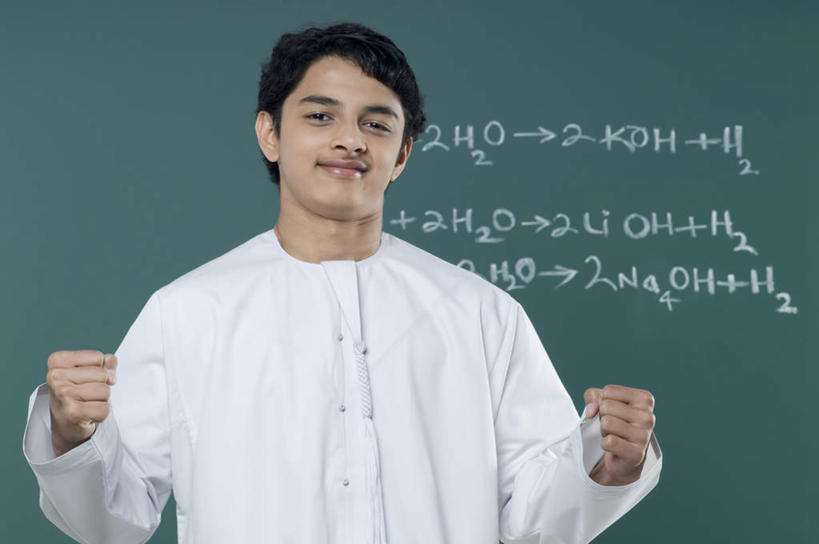 东方人,儿童,一个人,学生,站,笑,微笑,横图,室内,白天,正面,民族服装,纯洁,亚洲,仅一个男性,仅一个人,握,服装,英文,笔,标志,工具,数字,文字,字符,字母,注视,黄种人,鼓励,标识,小孩,衣服,白色,粉笔,学习用品,黑板,观察,加油,看,手势,握拳,站着,仅一个小孩,教室,可爱,童年,童趣,打气,教学,握着,阿拉伯数字,服饰,观看,英文字母,文具用品,察看,课堂,衣着,穿着,关注,鼓舞,童真,烂漫,无邪,衣饰,耐磨,白垩,教学黑板,天真,男孩,男人,男性,亚洲人,孩子,站立,半身,彩图,传统服装,民俗服,男生