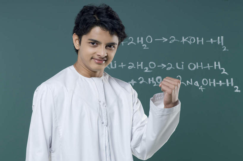 东方人,儿童,一个人,学生,站,笑,微笑,横图,室内,白天,正面,民族服装,纯洁,亚洲,仅一个男性,仅一个人,握,服装,英文,笔,标志,工具,数字,文字,字符,字母,注视,黄种人,鼓励,标识,小孩,衣服,白色,粉笔,学习用品,黑板,观察,加油,看,手势,握拳,站着,仅一个小孩,教室,可爱,童年,童趣,打气,教学,握着,阿拉伯数字,服饰,观看,英文字母,文具用品,察看,课堂,衣着,穿着,关注,鼓舞,童真,烂漫,无邪,衣饰,耐磨,白垩,教学黑板,天真,男孩,男人,男性,亚洲人,孩子,站立,半身,彩图,传统服装,民俗服,男生