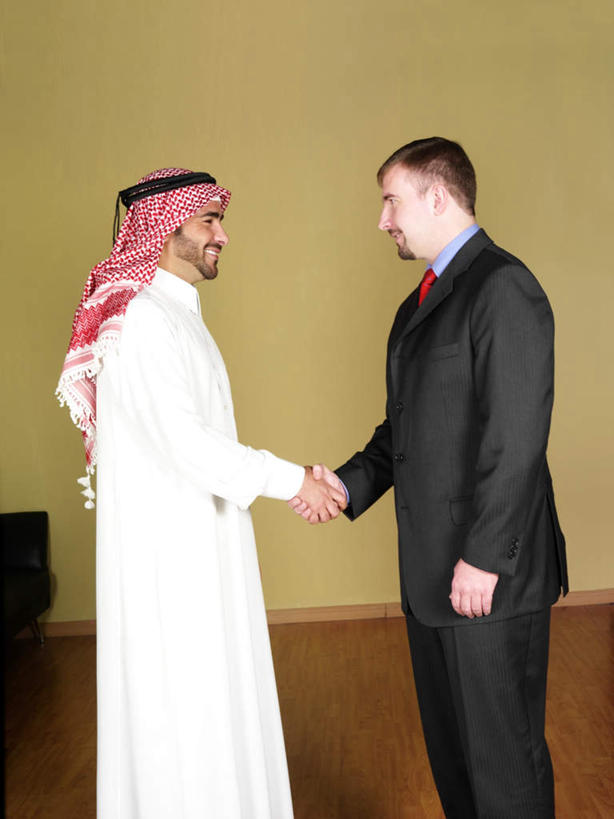 两个人,伙伴,朋友,商务人士,商务男性,握手,笑,微笑,竖图,室内,白天,侧面,民族服装,衬衫,友谊,合作,团队,沙发,亚洲,套装,头巾,墙,棕色,注视,相视,墙壁,墙面,观察,看,面对面,战略,观看,对视,装,察看,互视,关注,相对,布艺沙发,工薪阶层,相看,联合,合谋,配合,协作,男人,男性,中年男性,阿拉伯人,白种人,亚洲人,白领,上班族,搀手,拉手,手拉手,手握手,半身,彩图,衬衣,传统服装,民俗服