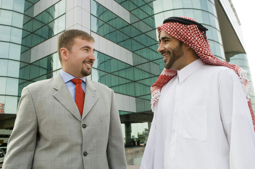 两个人,伙伴,朋友,商务人士,商务男性,高楼大厦,站,笑,微笑,露齿笑,横图,室外,白天,仰视,民族服装,衬衫,友谊,合作,团队,大厦,建筑,摩天大楼,亚洲,套装,头巾,扭头,注视,观察,看,站着,转头,战略,观看,装,察看,关注,工薪阶层,联合,合谋,配合,协作,男人,男性,中年男性,阿拉伯人,白种人,亚洲人,白领,上班族,站立,半身,彩图,低角度拍摄,衬衣,传统服装,民俗服,大楼,高层建筑,高楼,摩天楼