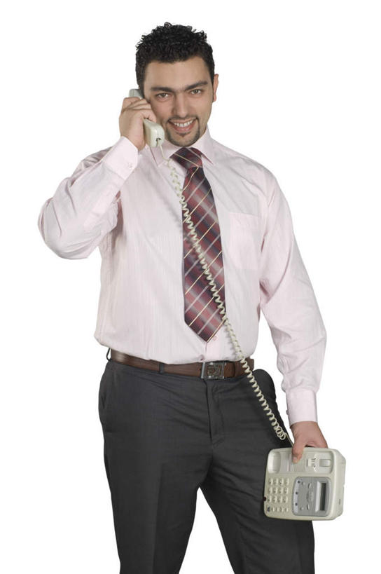 一个人,商务人士,商务男性,站,笑,打电话,微笑,露齿笑,竖图,室内,白天,白色背景,正面,衬衫,电话,亚洲,仅一个男性,仅一个人,握,阴影,套装,反射,影子,拿,听,拿着,注视,通讯设备,仅一个年轻男性,话筒,观察,看,站着,电话线,握着,摄影,影棚,观看,装,察看,固定电话,关注,工薪阶层,交流,男人,男性,年轻男性,阿拉伯人,白种人,亚洲人,白领,上班族,电话机,沟通,通话,站立,半身,彩图,影棚拍摄,衬衣,拍摄