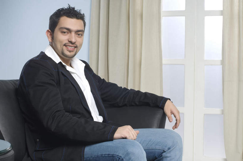 一个人,商务人士,商务男性,坐,笑,微笑,露齿笑,横图,室内,白天,侧面,衬衫,窗户,窗帘,落地窗,沙发,亚洲,仅一个男性,仅一个人,套装,装饰,墙,扭头,注视,玻璃窗,墙壁,墙面,仅一个年轻男性,蓝色,帘子,观察,看,转头,遮阳,观看,华丽,修饰,点缀,装,察看,关注,布艺沙发,工薪阶层,衬托,美观,雅致,雅观,男人,男性,年轻男性,阿拉伯人,白种人,亚洲人,白领,上班族,坐着,半身,彩图,衬衣