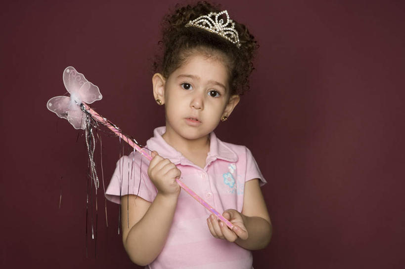 儿童,一个人,站,横图,室内,白天,正面,纯洁,蝴蝶,皇冠,亚洲,仅一个女性,仅一个人,握,阴影,紫色背景,反射,昆虫,影子,拿,拿着,注视,小孩,粉色,动物,观察,看,站着,仅一个小孩,可爱,童年,童趣,握着,摄影,影棚,观看,权威,察看,权利,象征,高贵,关注,益虫,童真,烂漫,无邪,法杖,地位,权力,统治,权杖,权势,权位,天真,女孩,女人,女性,阿拉伯人,白种人,亚洲人,孩子,王冠,站立,半身,彩图,影棚拍摄,拍摄,女生