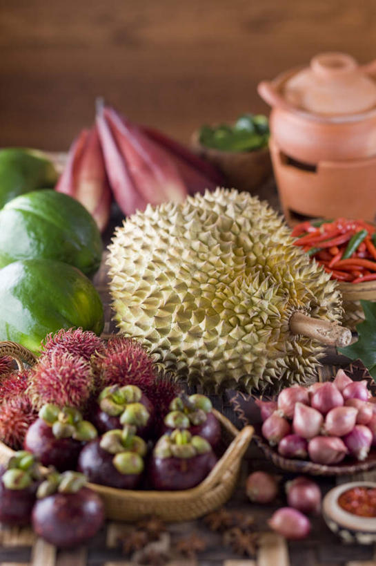 无人,竖图,俯视,室内,特写,白天,餐桌,桌子,荔枝,辣椒,水果,一堆,许多,堆叠,堆积,新鲜,壶,生食,食品,果实,榴莲,水壶,食物,茶壶,有机食品,绿色食品,餐台,堆,山竹,莽吉柿,山竹子,山竺,辣角,红海椒,大椒,辣虎,广椒,麝香猫果,水果之王,离枝,辣子,红辣椒,海椒,番椒,彩图,高角度拍摄