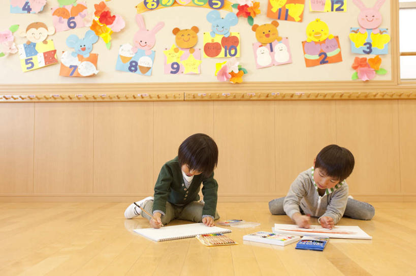 东方人,儿童,两个人,伙伴,朋友,学校,横图,室外,白天,正面,游戏,友谊,纯洁,地板,亚洲,许多,粘性,图案,墙,办公用品,便利贴,便签,纸张,地面,玩,注视,黄种人,娱乐,校园,木地板,墙壁,墙面,文具,排列,小孩,画笔,低头,观察,看,趴着,休闲,教室,可爱,童年,童趣,观看,办公设备,文具用品,记事,察看,关注,童真,烂漫,无邪,快捷,文化工具,方便,N次贴,便条贴,告诉贴,即时贴,垂头,摆列,天真,友情,男孩,男人,男性,亚洲人,趴,玩耍,嬉戏,彩图,全身,布列,分列,男生